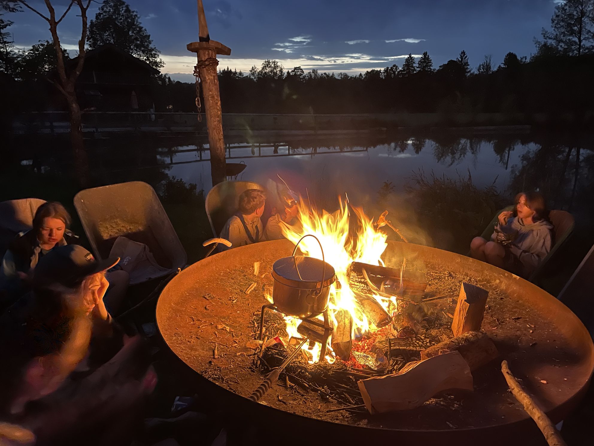 Ein Schubkarren ist ein famoser Lagerfeuer Sessel!